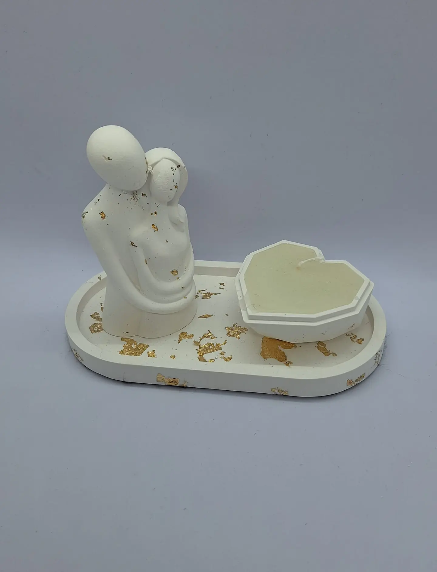 Decoração Casal Abraçado com vela coração 2