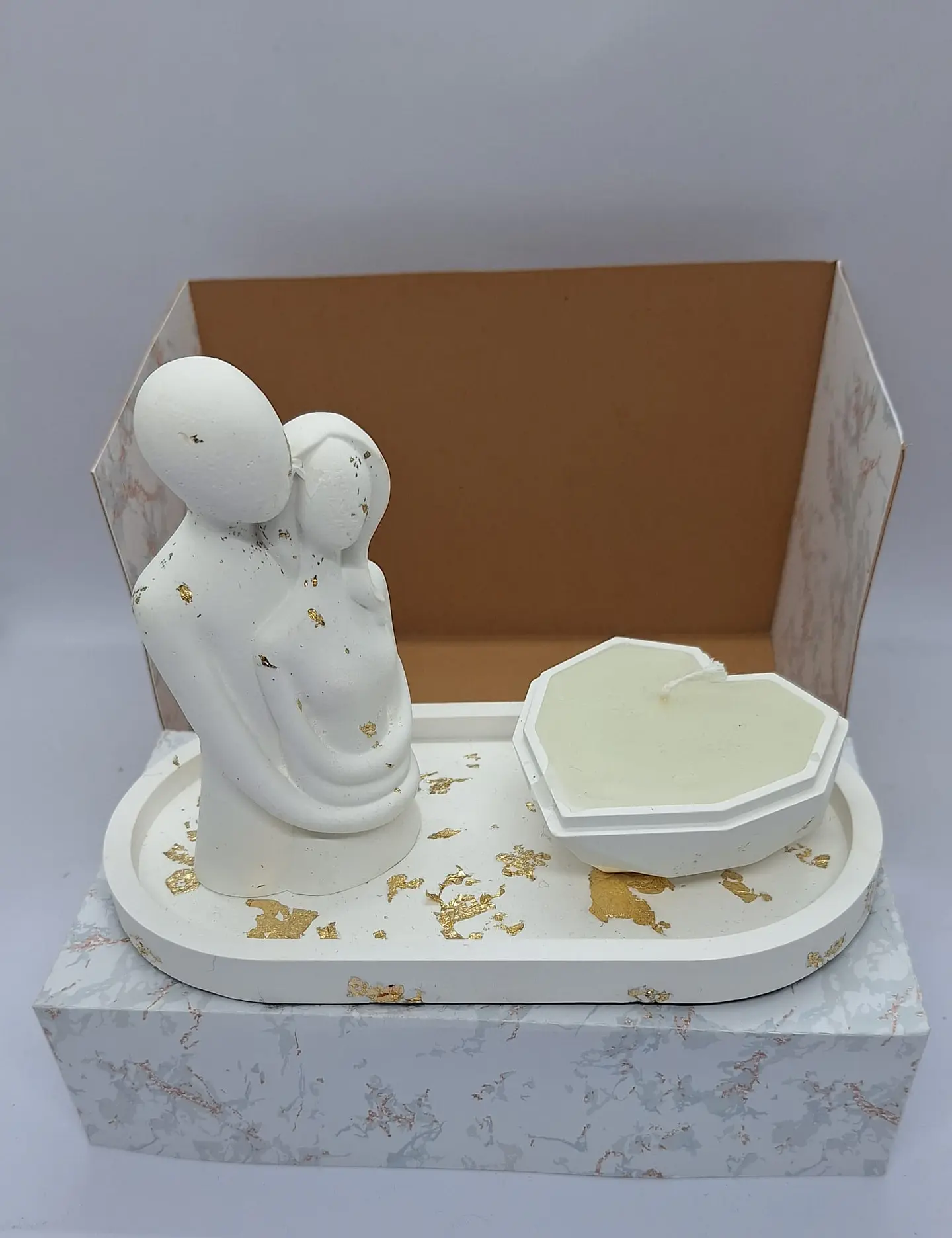 Decoração Casal Abraçado com vela coração 3