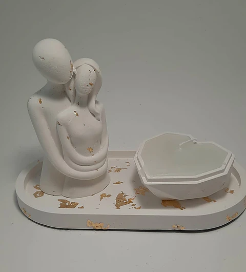 Decoração Casal Abraçado com vela coração