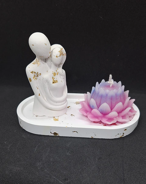 Gift Casal Abraçado com vela lótus