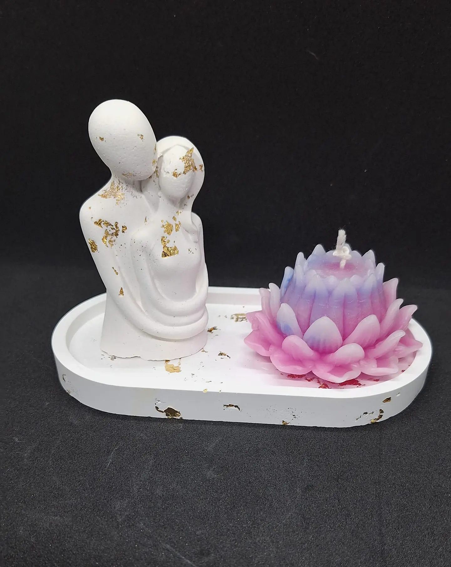 Gift Casal Abraçado com vela lótus 1