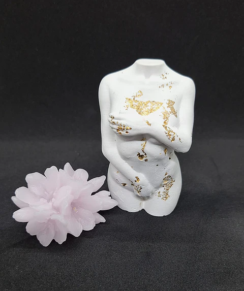 Estatueta Feminina “Mulher Serena – Natural com Folha de Ouro 🤍