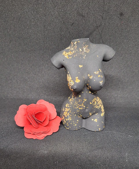 Estatueta Feminina “Mulher Sensual – Preto com Folha de Ouro” 🖤