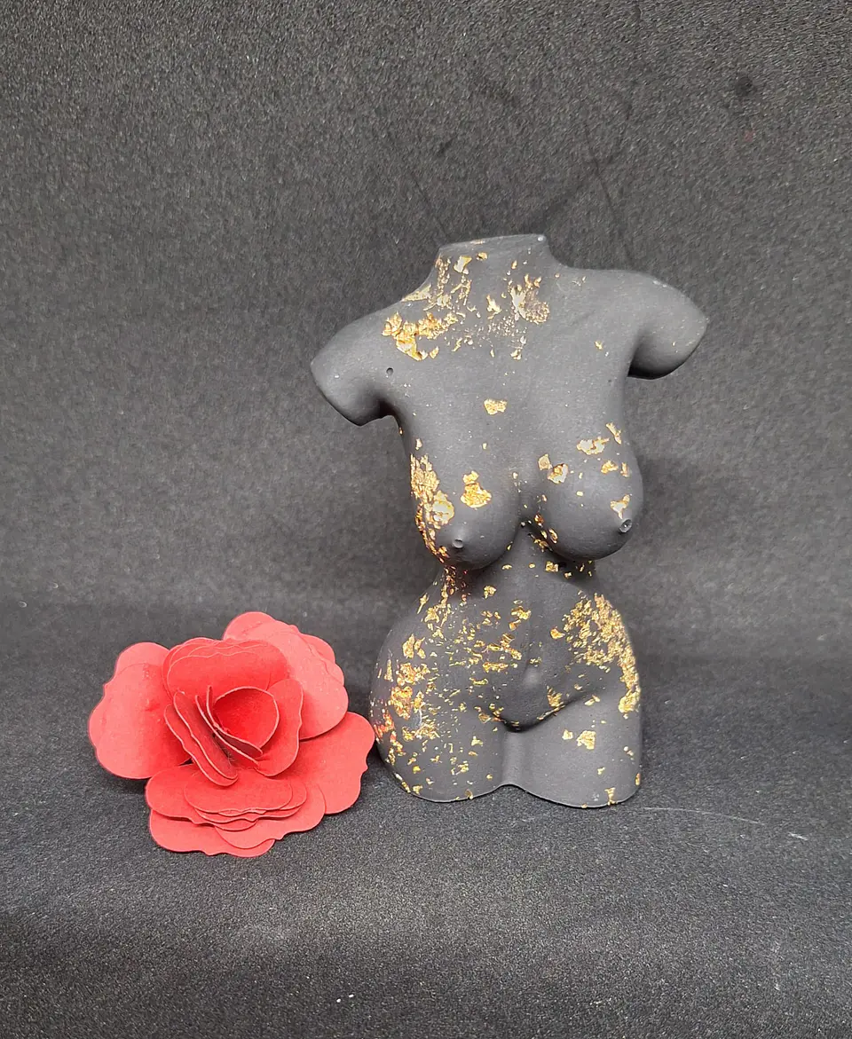 Estatueta Feminina “Mulher Sensual – Preto com Folha de Ouro” 🖤 1