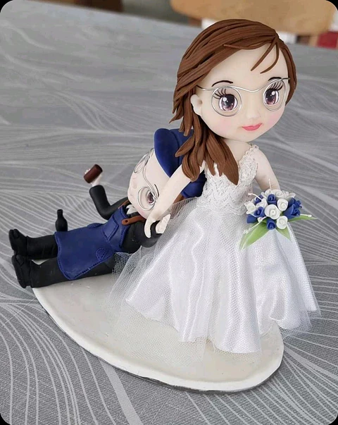 Estatueta de Noivos Criativa | Personalizada em Porcelana Fria