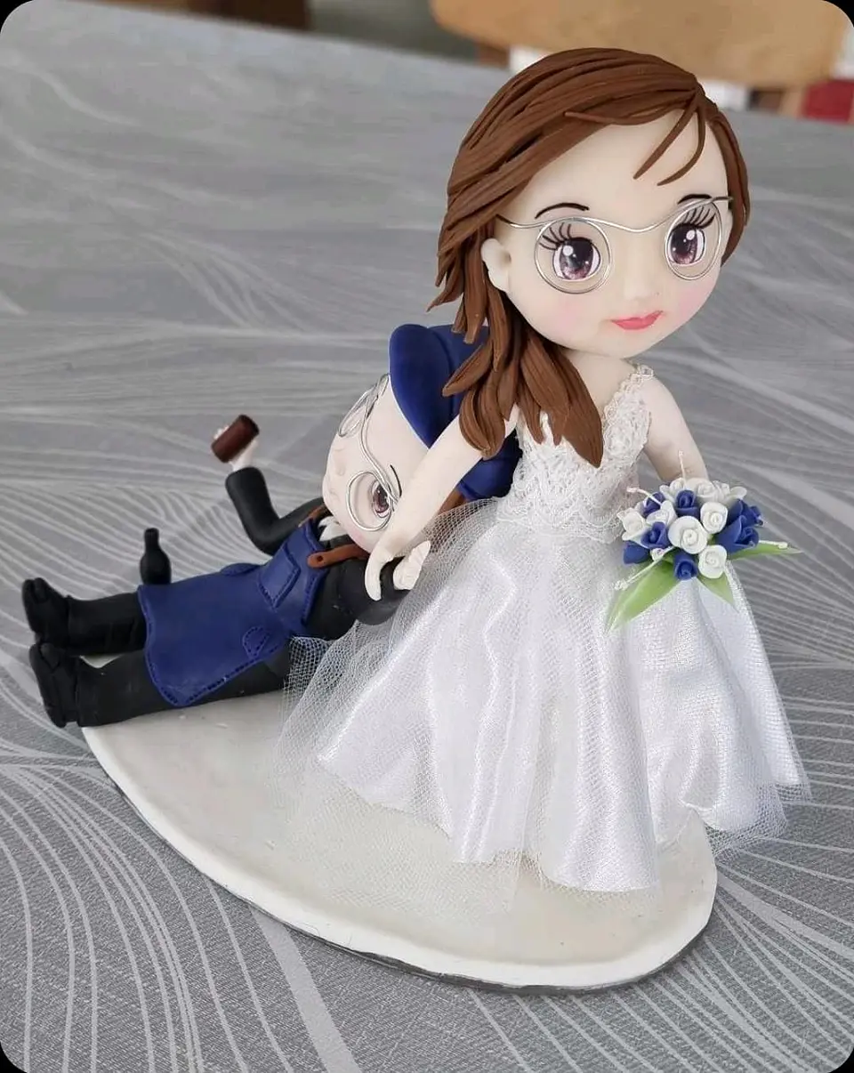 Estatueta de Noivos Criativa | Personalizada em Porcelana Fria 1