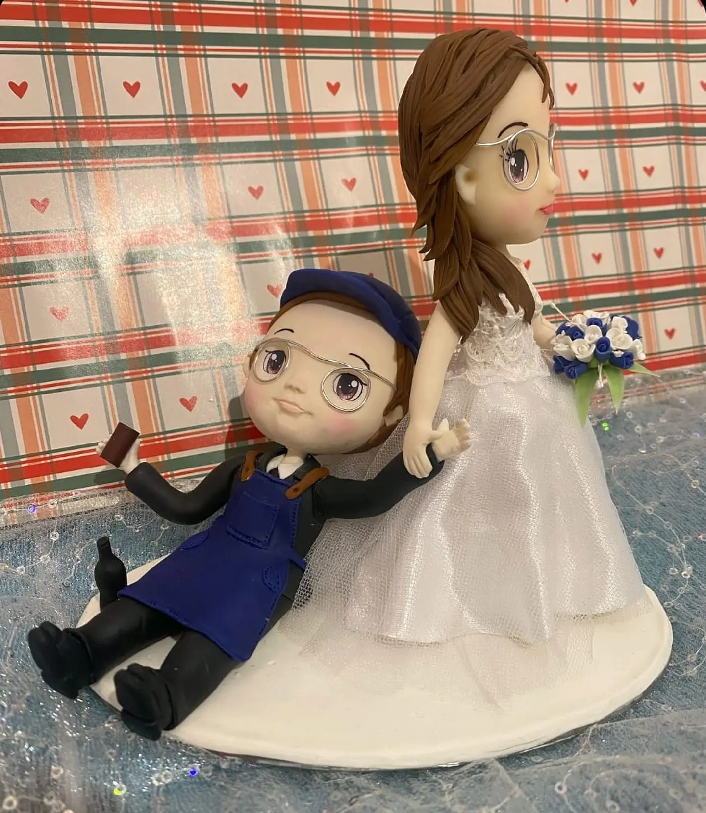 Estatueta de Noivos Criativa | Personalizada em Porcelana Fria 2