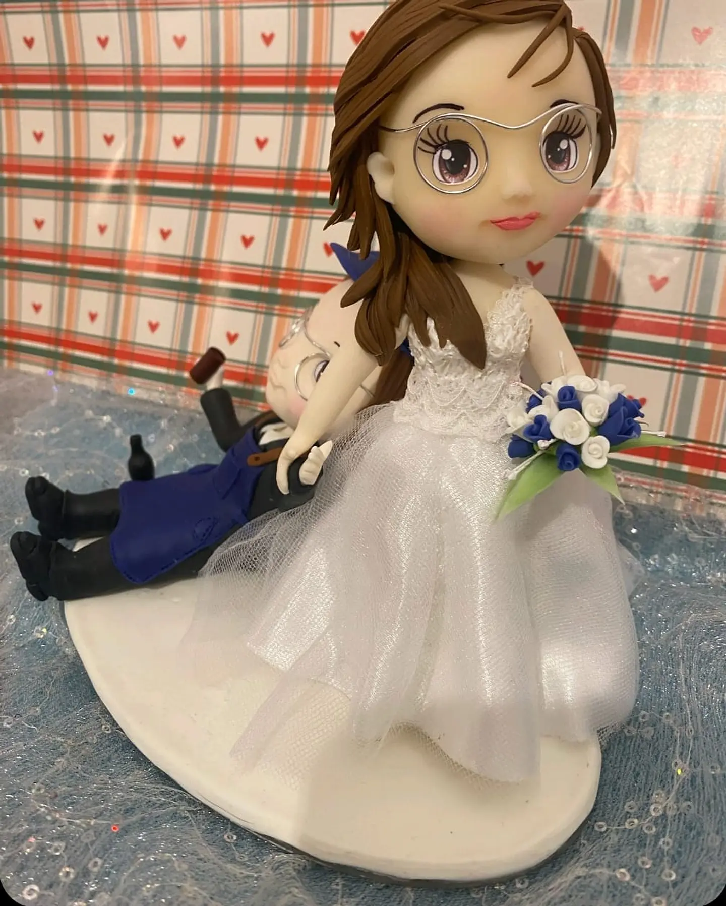 Estatueta de Noivos Criativa | Personalizada em Porcelana Fria 3