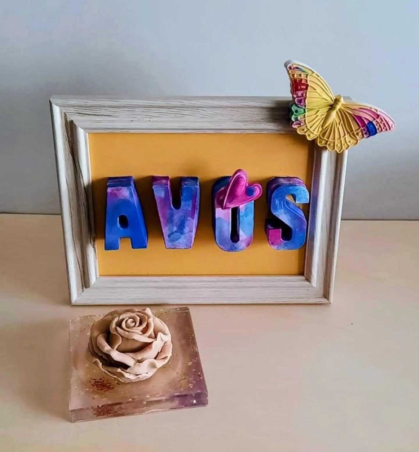 Moldura Avós – Letras Decorativas & Borboleta em Gesso 1