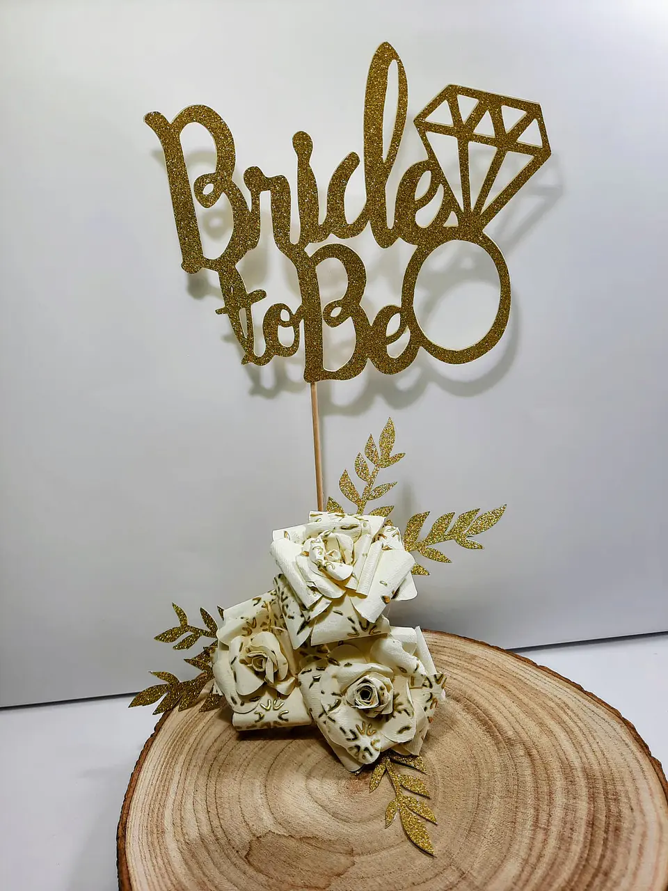 Topo de Bolo “Bride to Be” — Elegante e Delicado para Despedida de Solteira 1