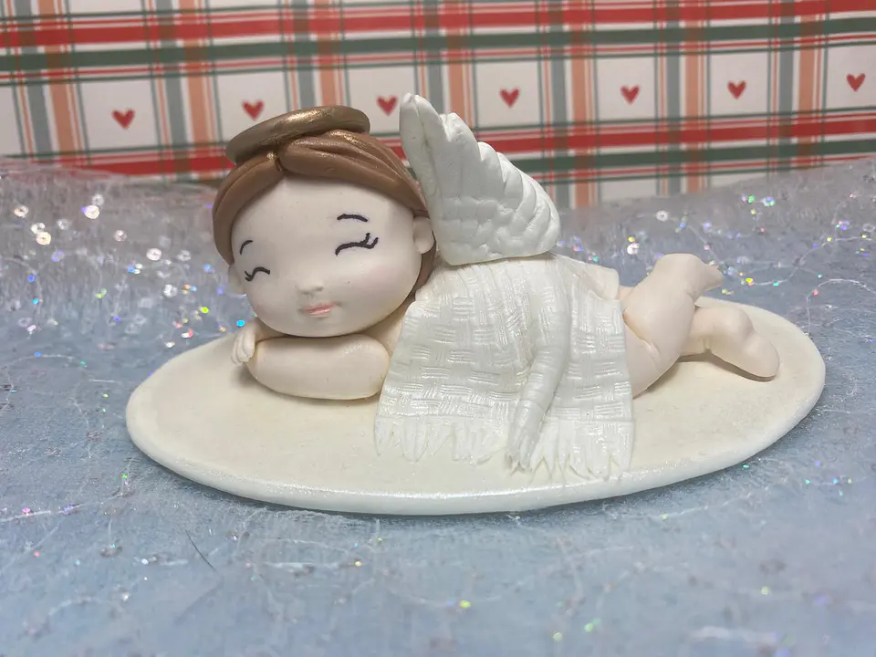 Estatueta Personalizada em Biscuit Menino Anjinho deitado 1