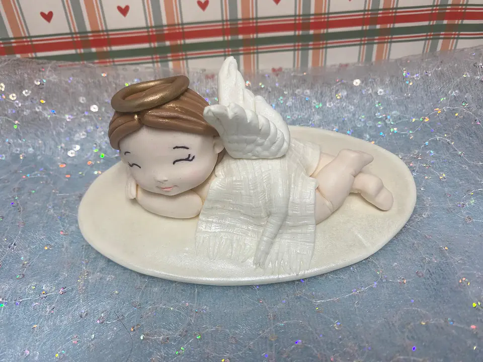 Estatueta Personalizada em Biscuit Menino Anjinho deitado 3