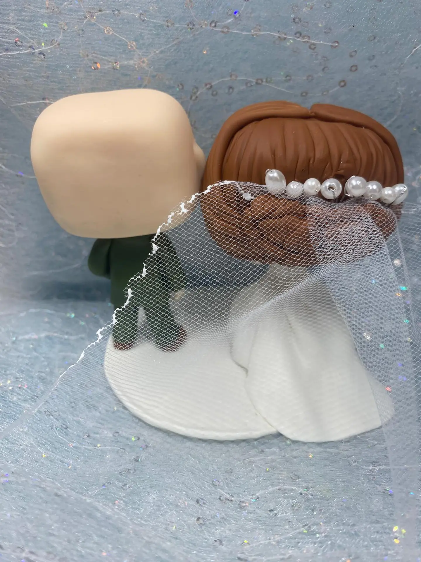 Estatueta de Noivos Estilo POP | Personalizada em Porcelana Fria 4