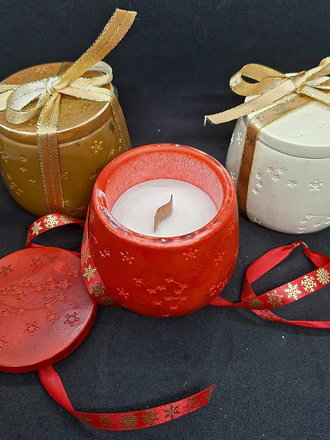 Vela em pote  vermelho com cera de soja