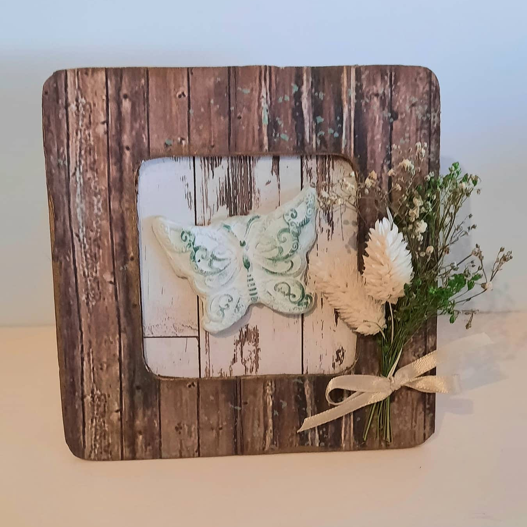 Moldura com borboleta gesso 1
