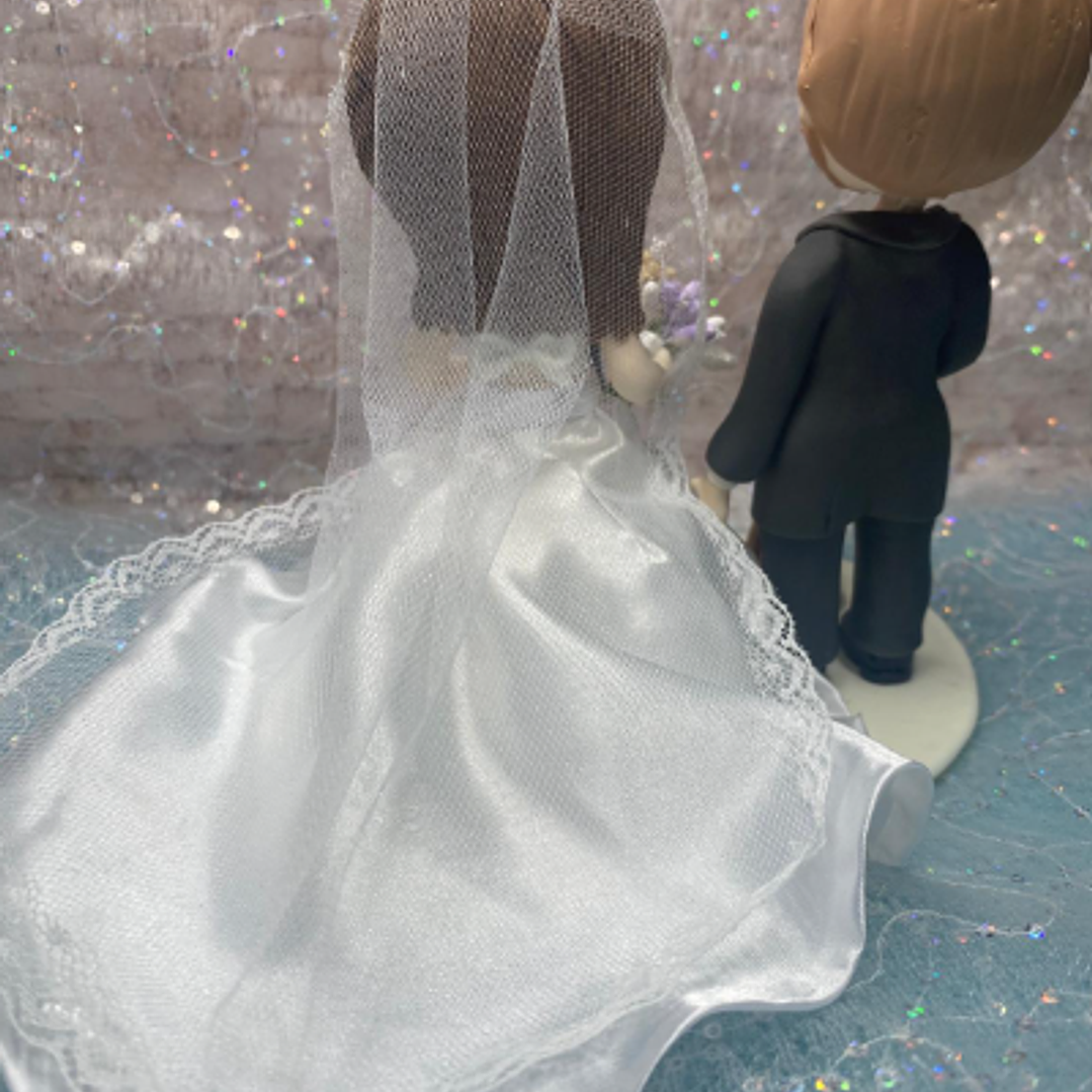 Estatueta Noivos com Pets | Personalizada em Porcelana Fria 4