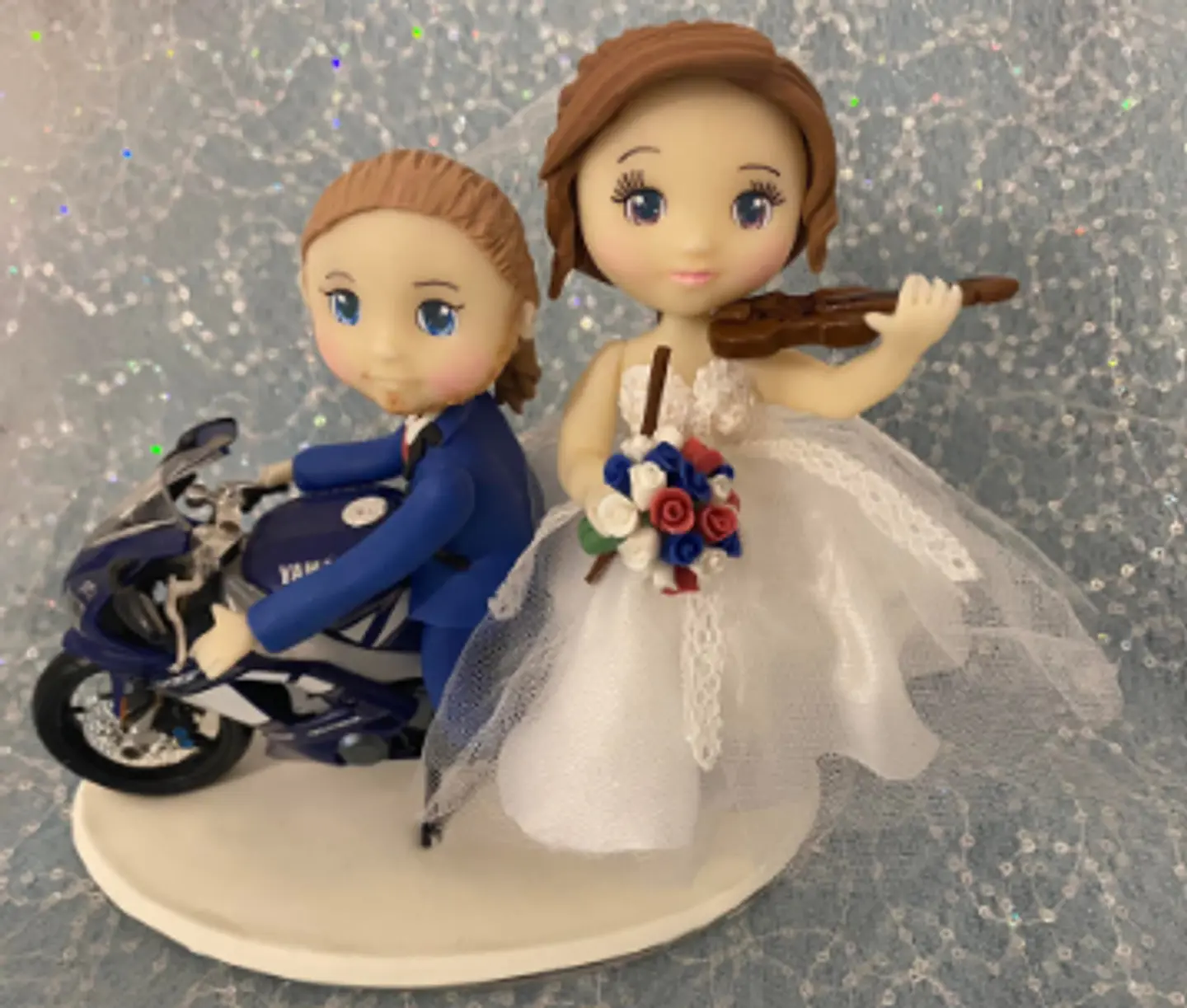 Estatueta de Noivos com Hobbies | Personalizada em Porcelana Fria 1