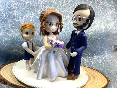 Estatueta de Noivos com Filhos | Personalizada em Porcelana Fria