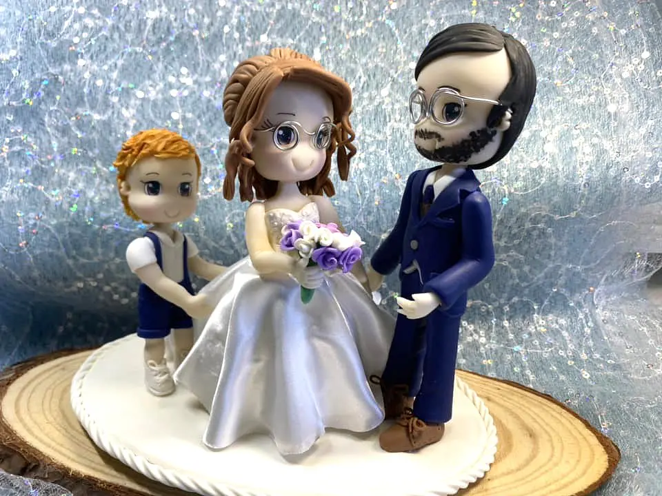 Estatueta de Noivos com Filhos | Personalizada em Porcelana Fria 1