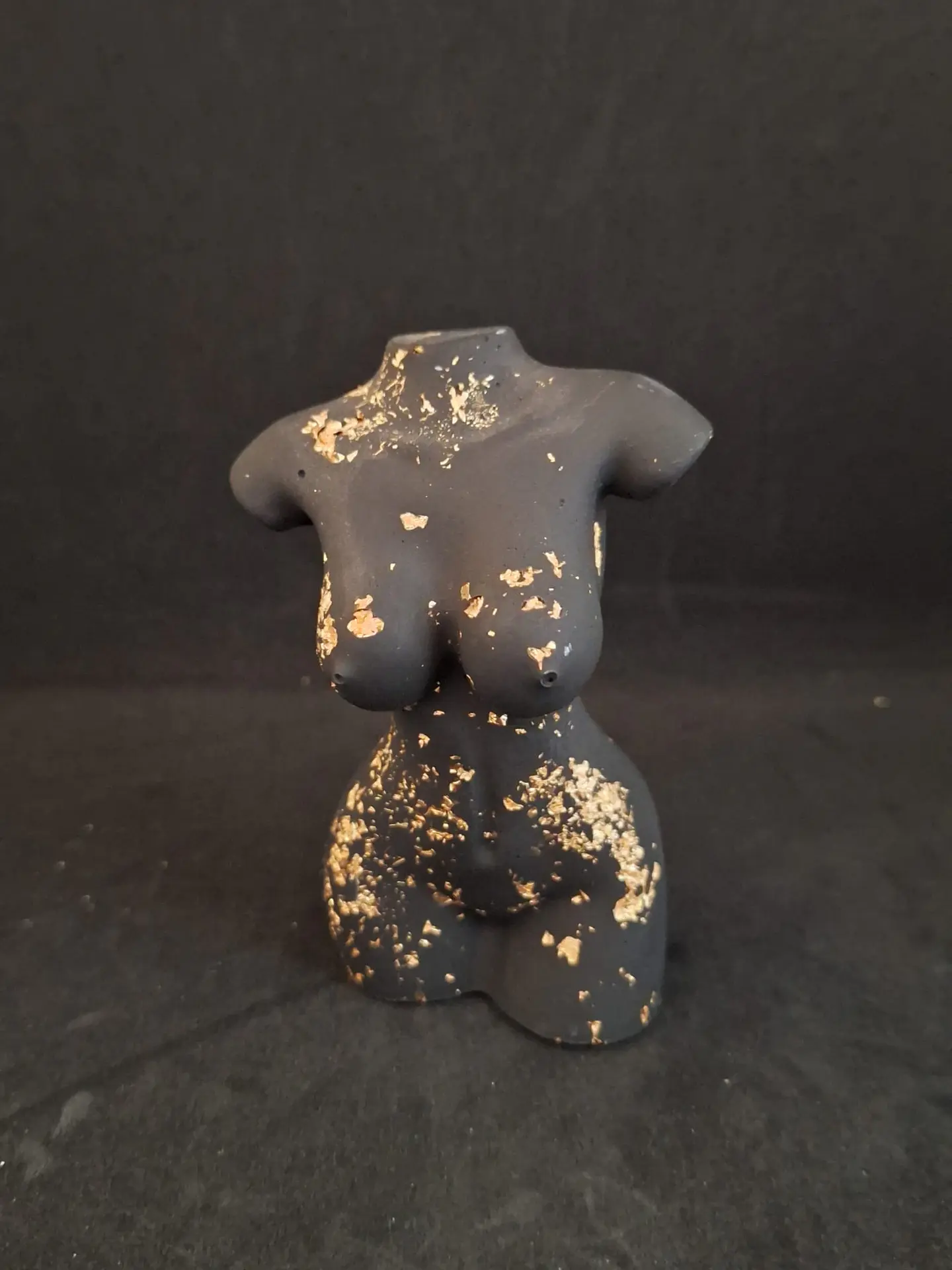 Estatueta Feminina “Mulher Sensual – Preto com Folha de Ouro” 🖤 2
