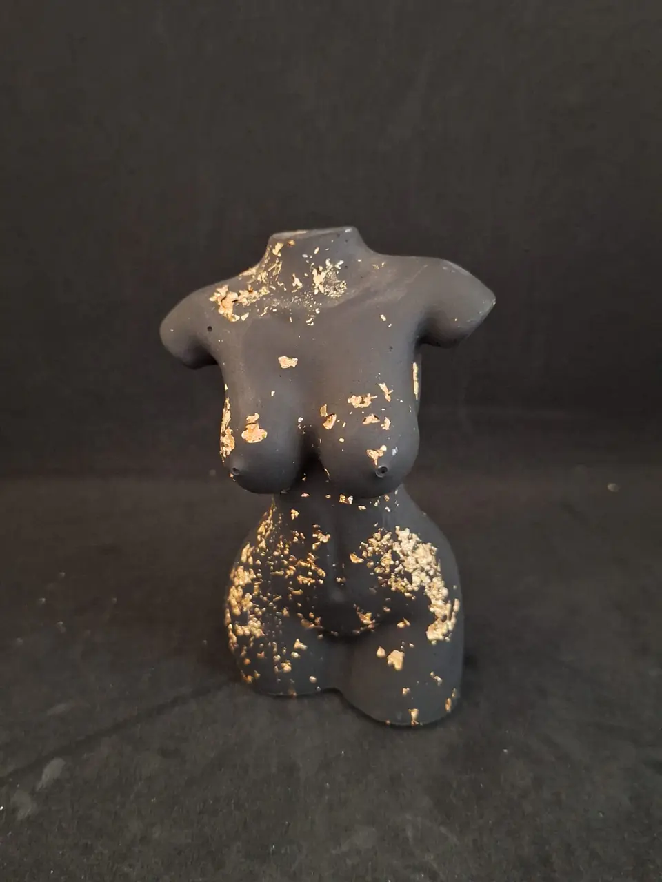 Estatueta Feminina “Mulher Sensual – Preto com Folha de Ouro” 🖤 2