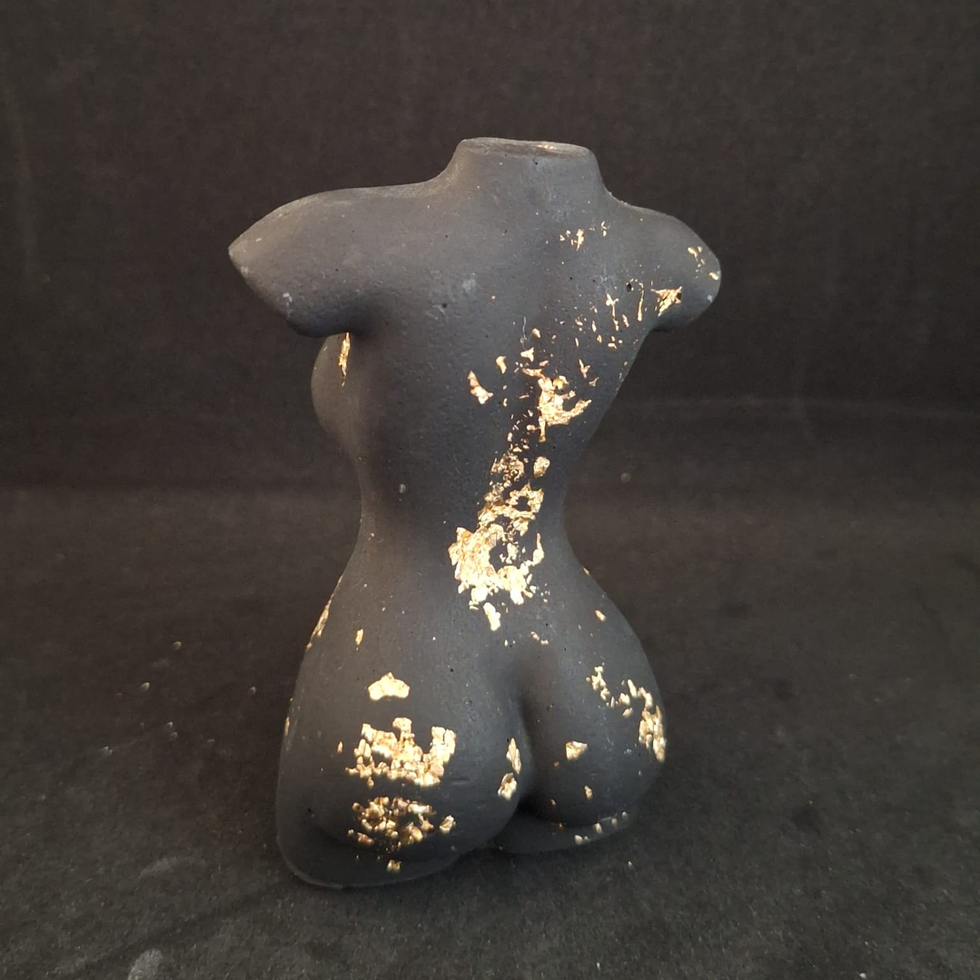 Estatueta Feminina “Mulher Sensual – Preto com Folha de Ouro” 🖤 3
