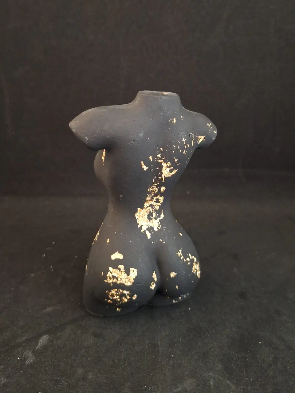 Estatueta Feminina “Mulher Sensual – Preto com Folha de Ouro” 🖤 3