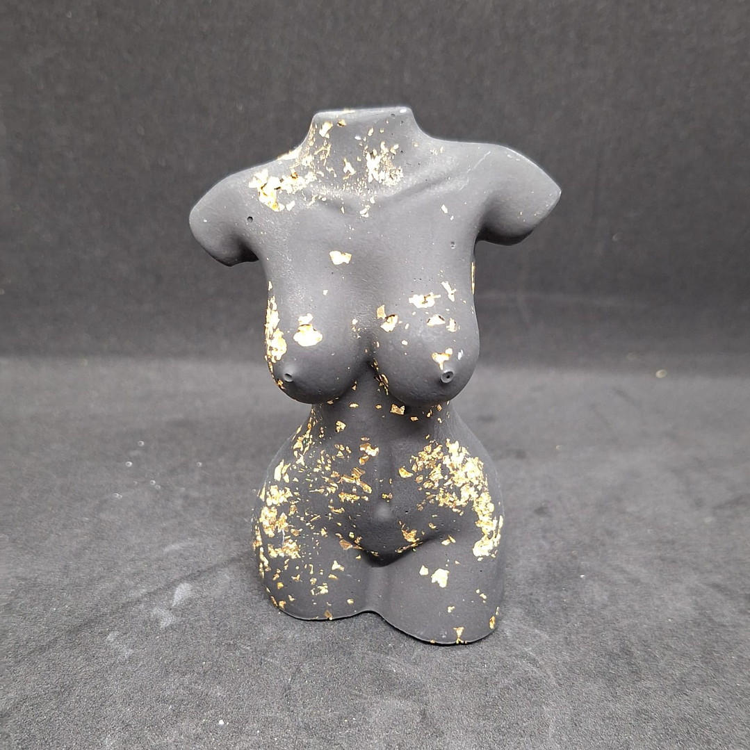 Estatueta Feminina “Mulher Sensual – Preto com Folha de Ouro” 🖤 4