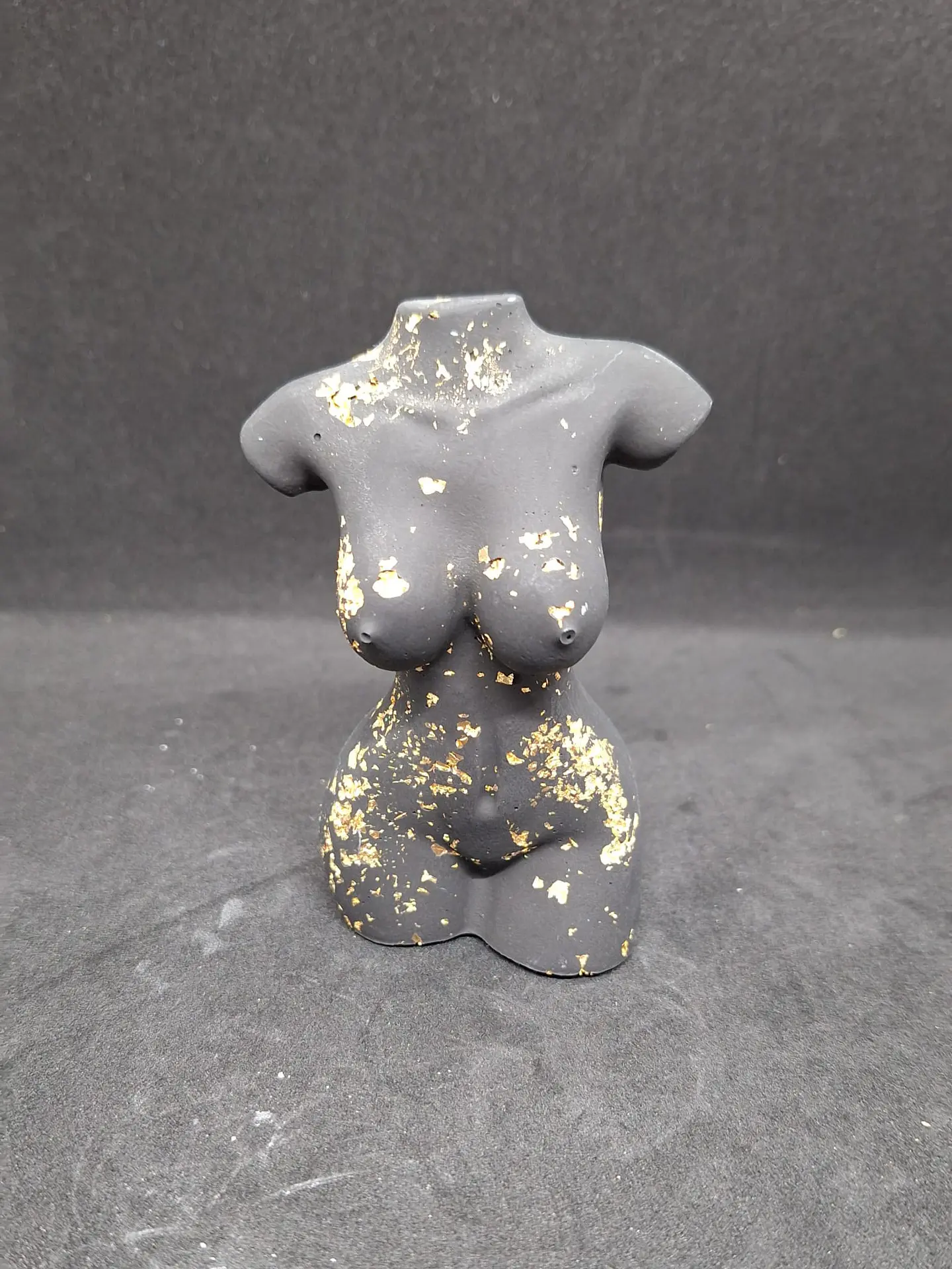 Estatueta Feminina “Mulher Sensual – Preto com Folha de Ouro” 🖤 4