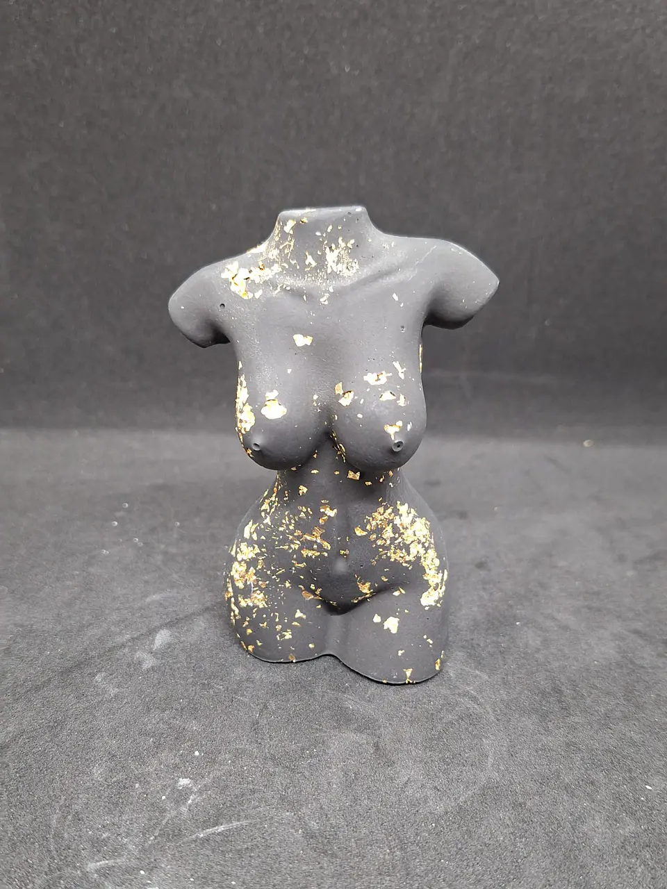 Estatueta Feminina “Mulher Sensual – Preto com Folha de Ouro” 🖤 4