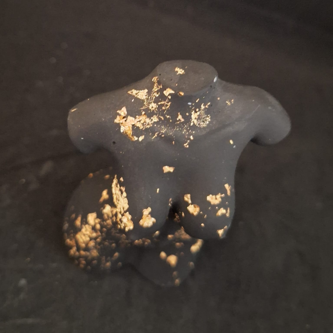 Estatueta Feminina “Mulher Sensual – Preto com Folha de Ouro” 🖤 5