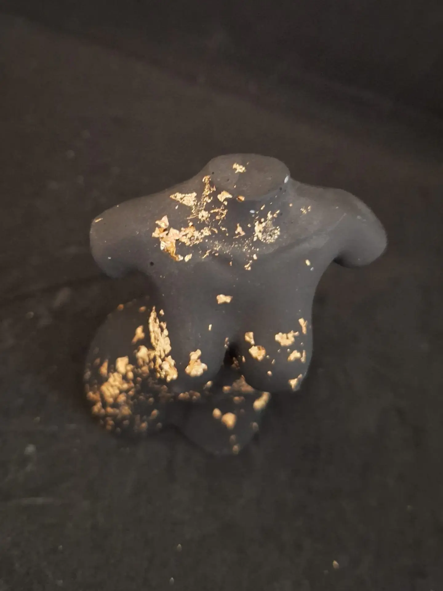 Estatueta Feminina “Mulher Sensual – Preto com Folha de Ouro” 🖤 5