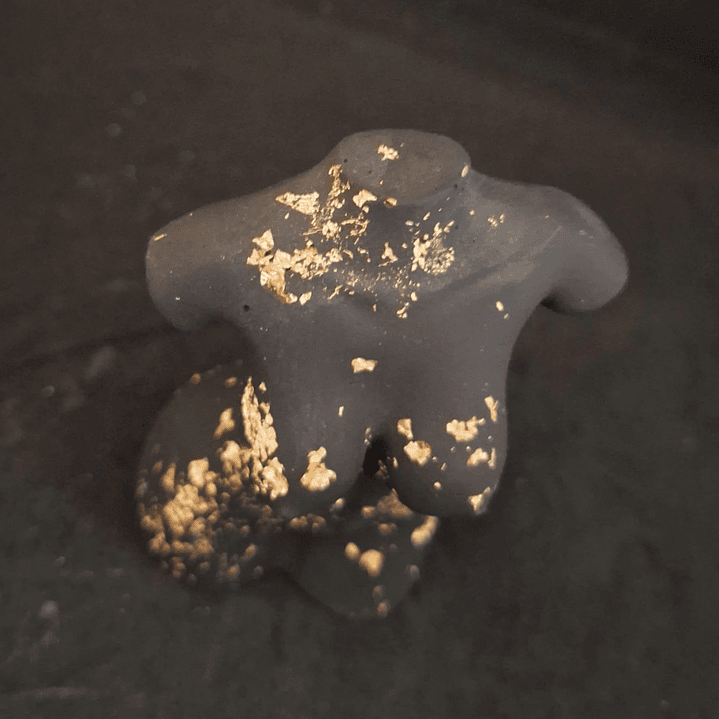 Estatueta Feminina “Mulher Sensual – Preto com Folha de Ouro” 🖤 5