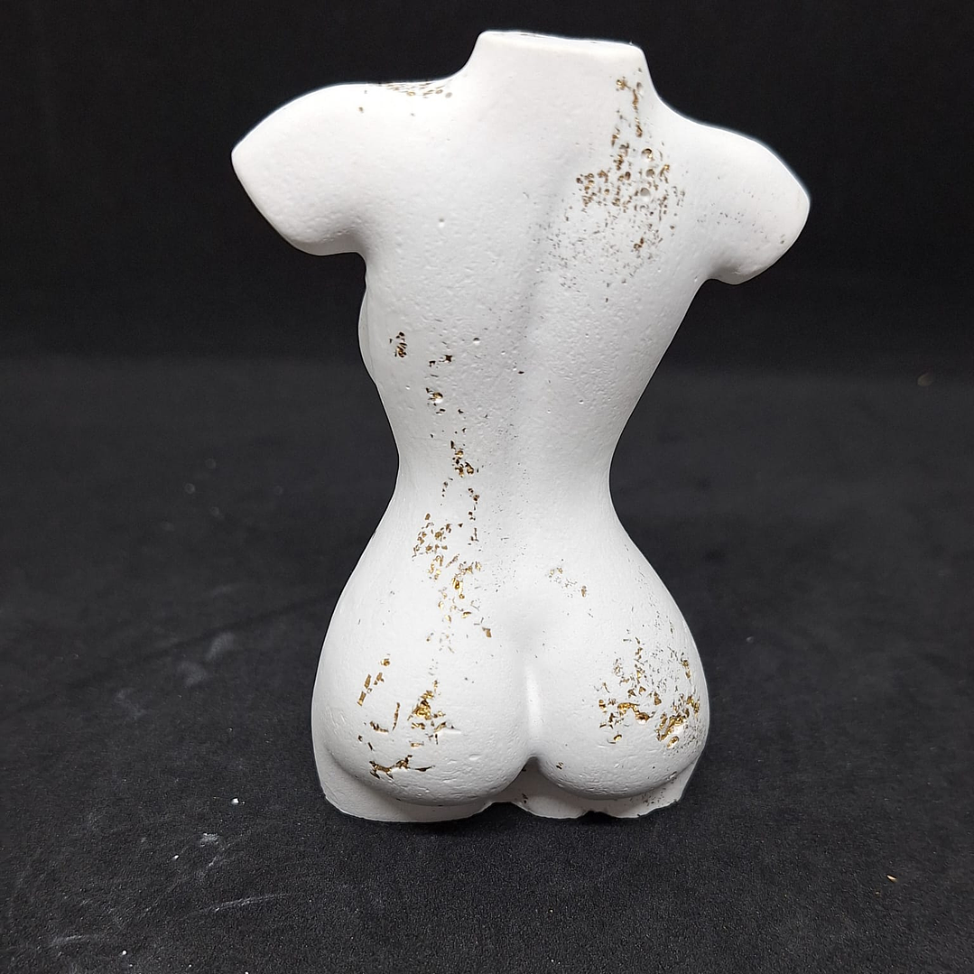 Estatueta Feminina “Mulher Sensual – Natural com Folha de Ouro” 🤍 2