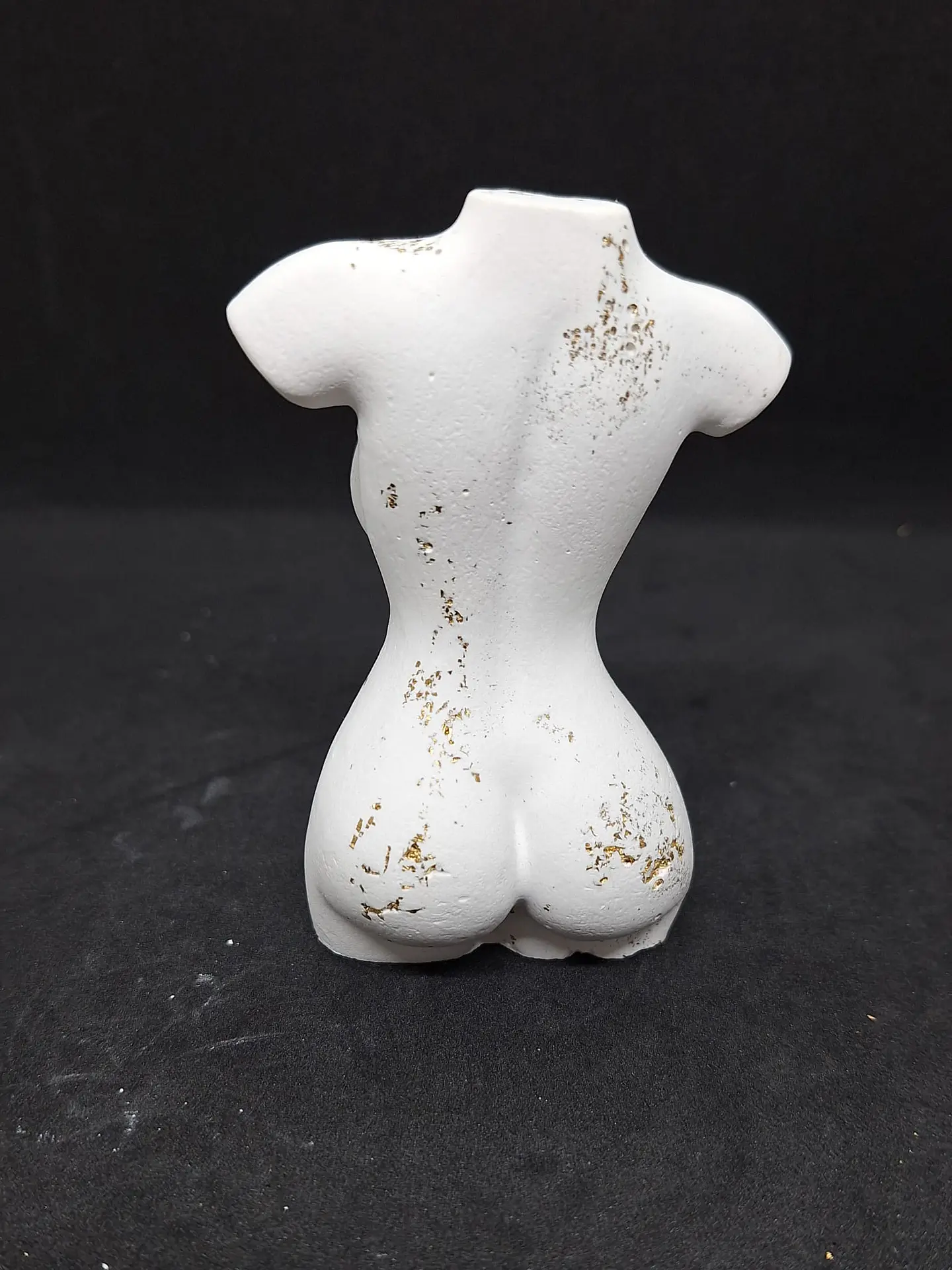 Estatueta Feminina “Mulher Sensual – Natural com Folha de Ouro” 🤍 2