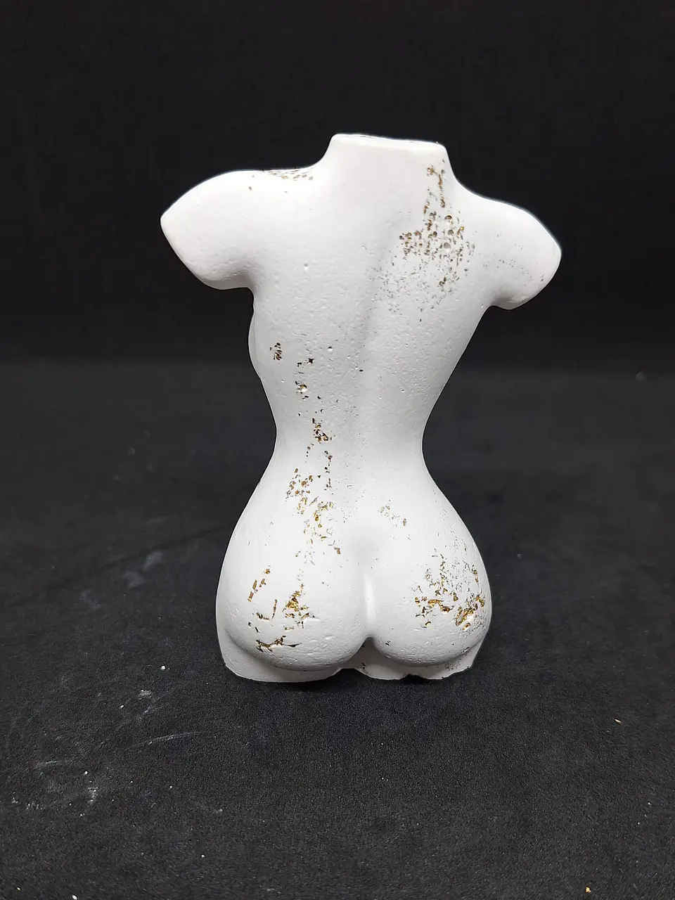 Estatueta Feminina “Mulher Sensual – Natural com Folha de Ouro” 🤍 2