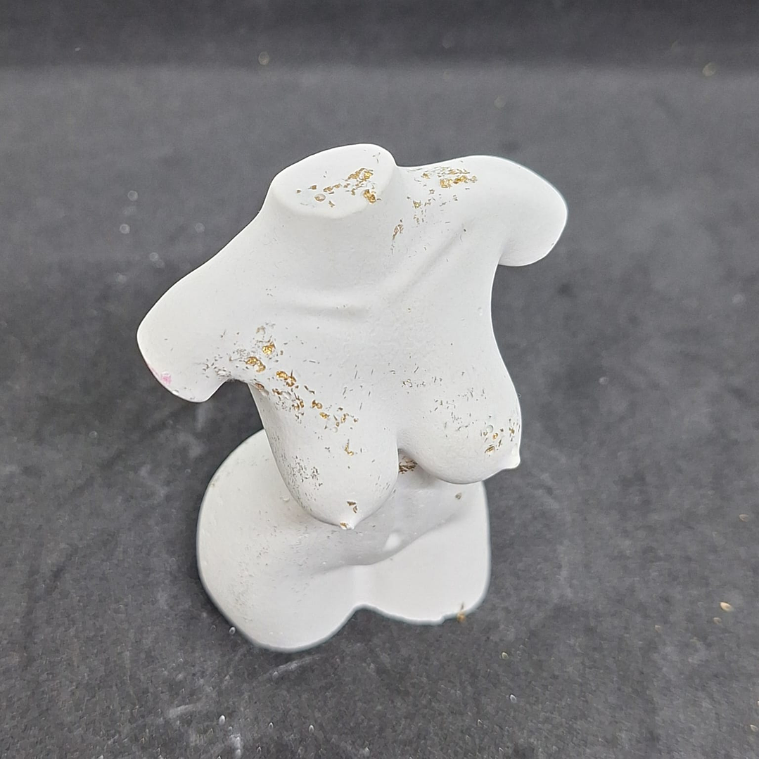 Estatueta Feminina “Mulher Sensual – Natural com Folha de Ouro” 🤍 3