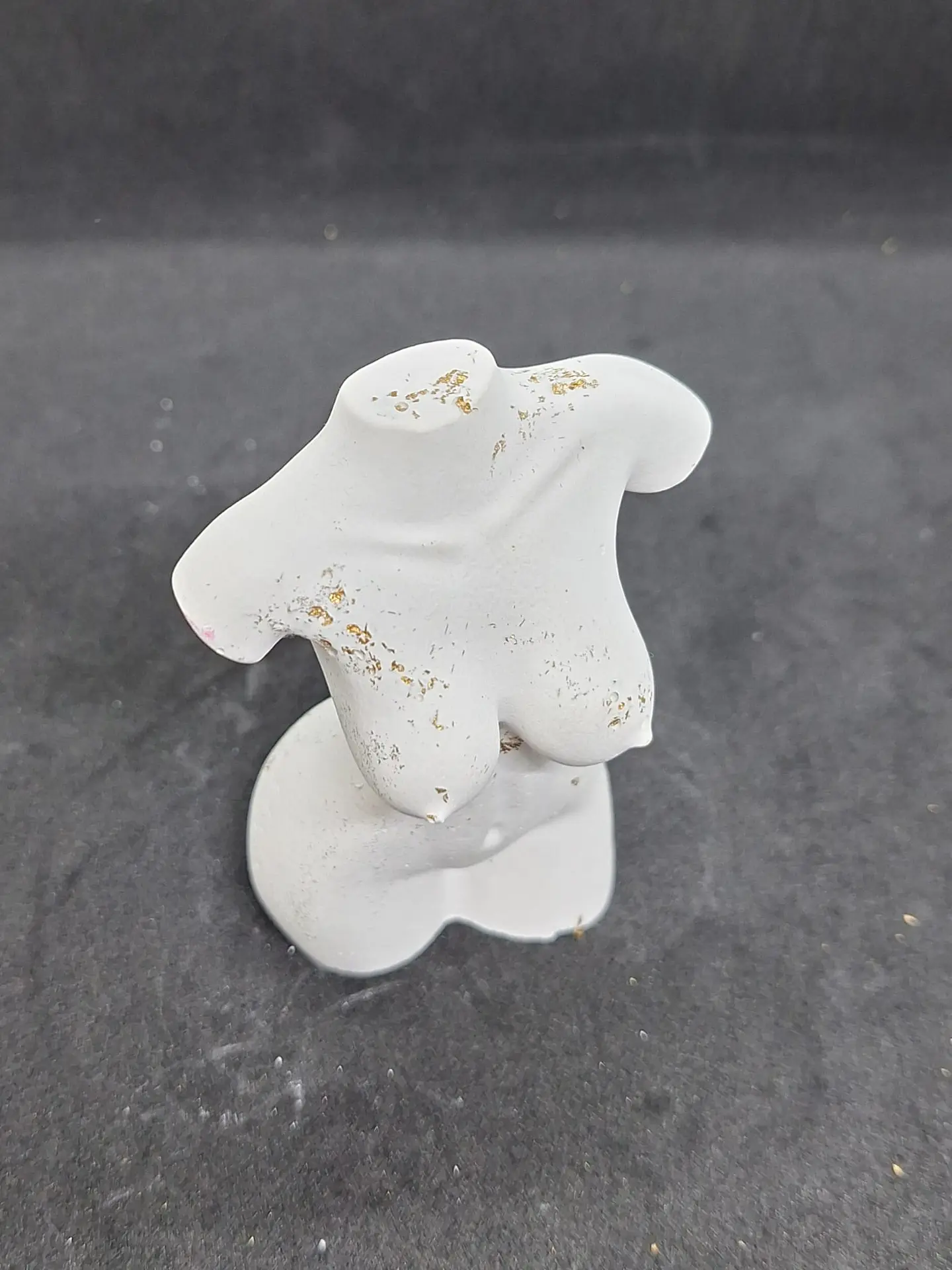 Estatueta Feminina “Mulher Sensual – Natural com Folha de Ouro” 🤍 3