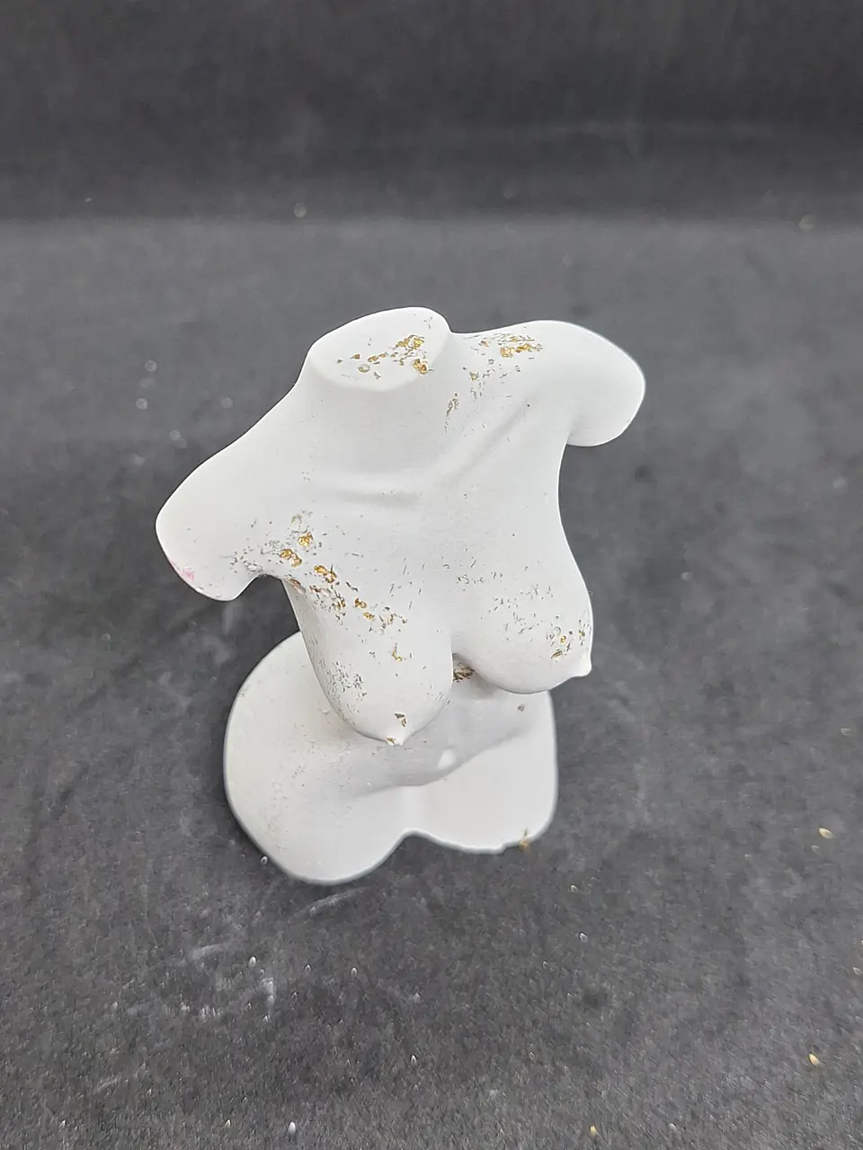 Estatueta Feminina “Mulher Sensual – Natural com Folha de Ouro” 🤍 3