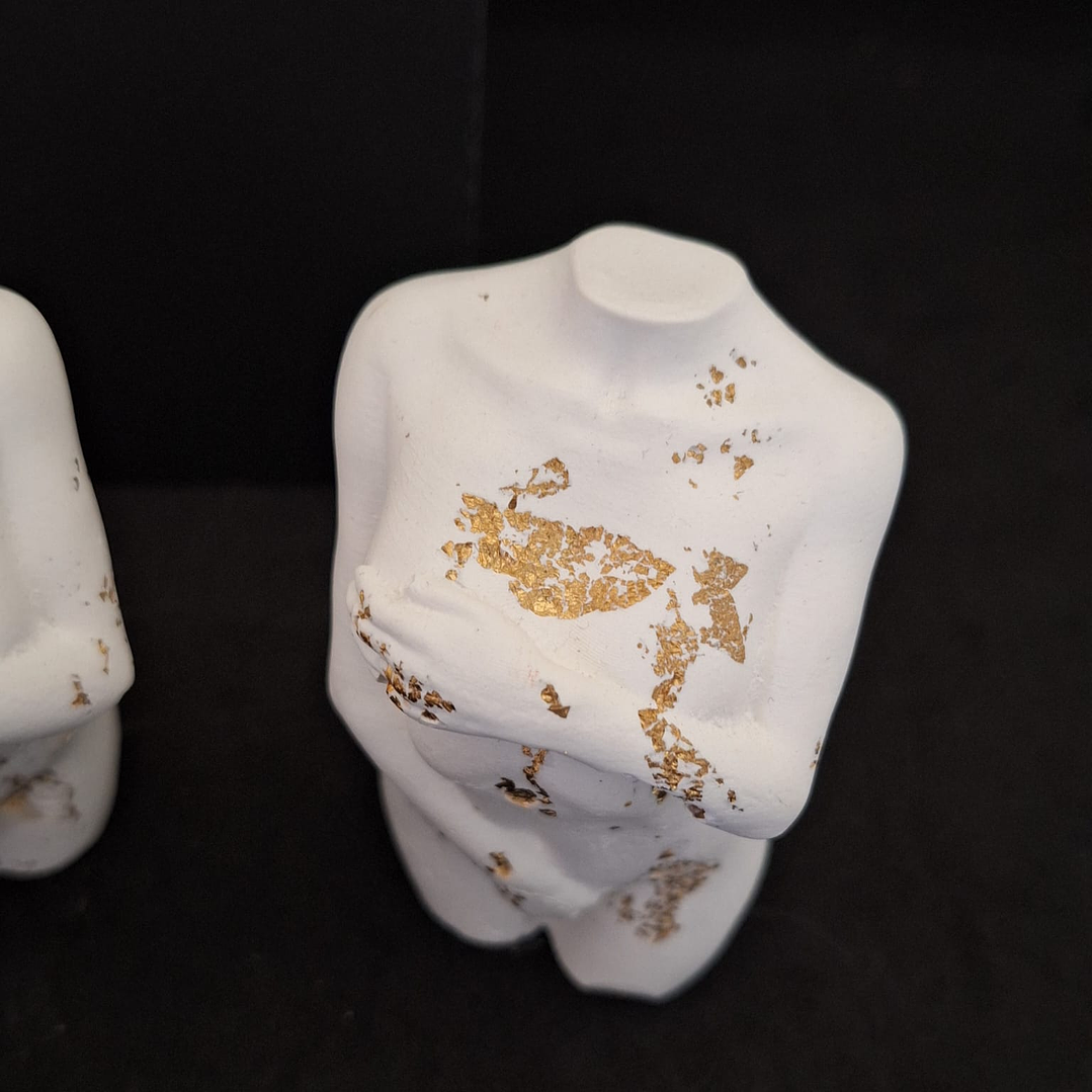 Estatueta Feminina “Mulher Serena – Natural com Folha de Ouro 🤍 2