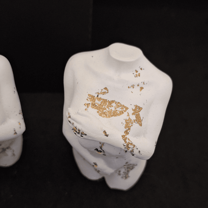 Estatueta Feminina “Mulher Serena – Natural com Folha de Ouro 🤍 2