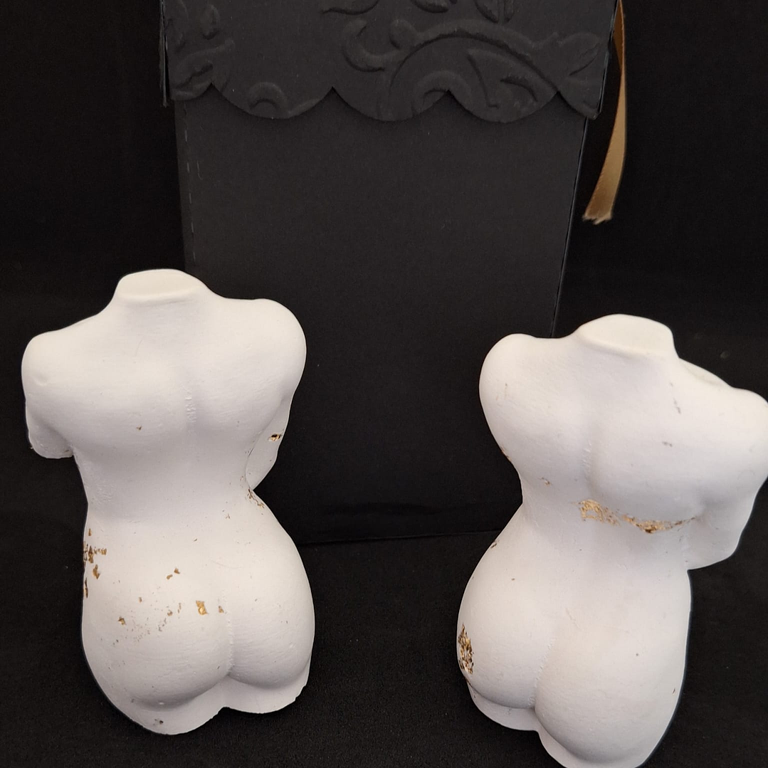 Estatueta Feminina “Mulher Serena – Natural com Folha de Ouro 🤍 3