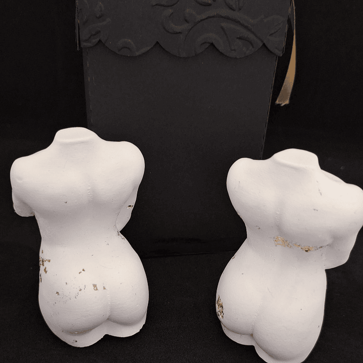 Estatueta Feminina “Mulher Serena – Natural com Folha de Ouro 🤍 3