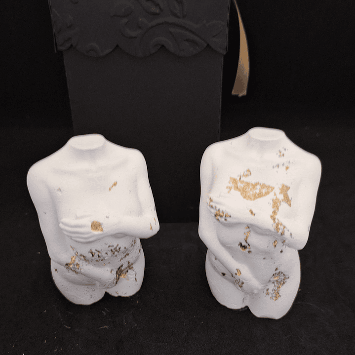 Estatueta Feminina “Mulher Serena – Natural com Folha de Ouro 🤍 4