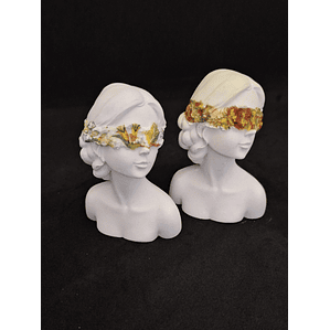 Estatuetas “Amina – Digna de Confiança” — Conjunto de 2 Peças