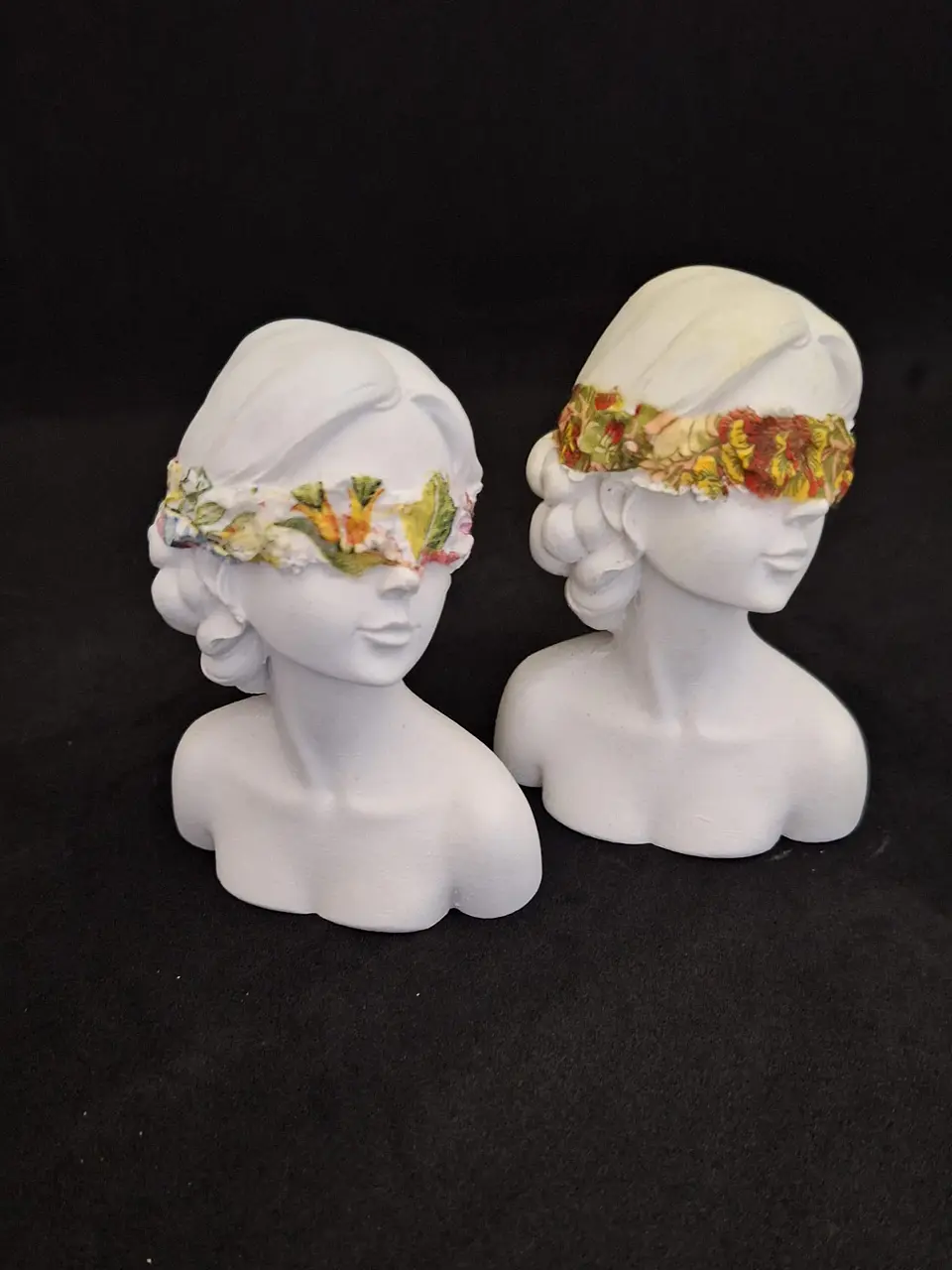 Estatuetas “Amina – Digna de Confiança” — Conjunto de 2 Peças 1