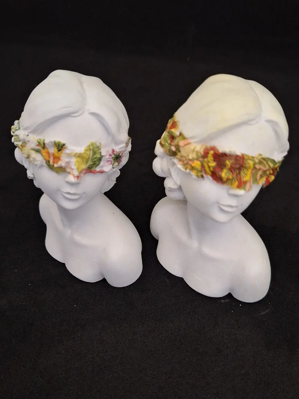 Estatuetas “Amina – Digna de Confiança” — Conjunto de 2 Peças 2