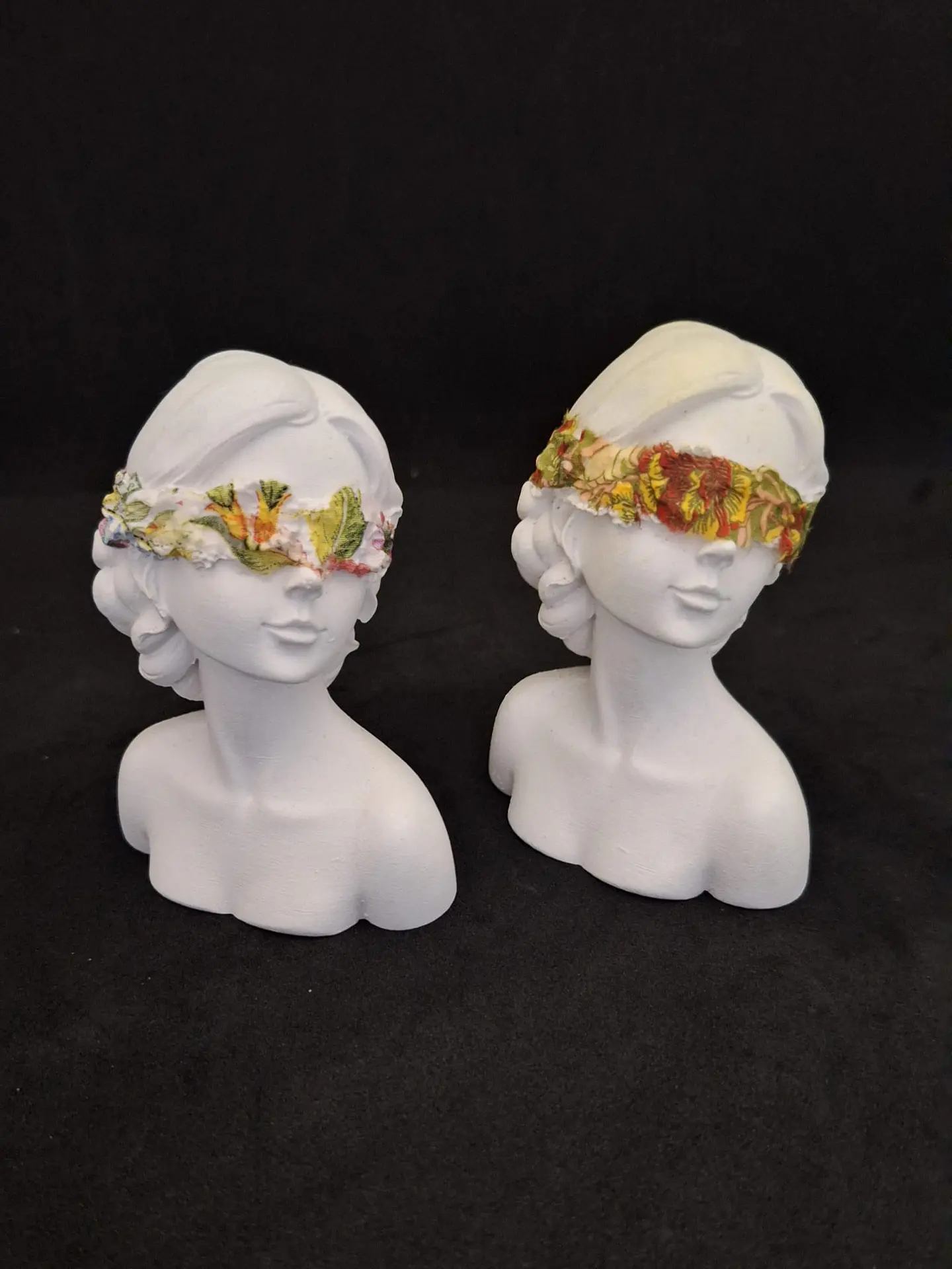 Estatuetas “Amina – Digna de Confiança” — Conjunto de 2 Peças 3