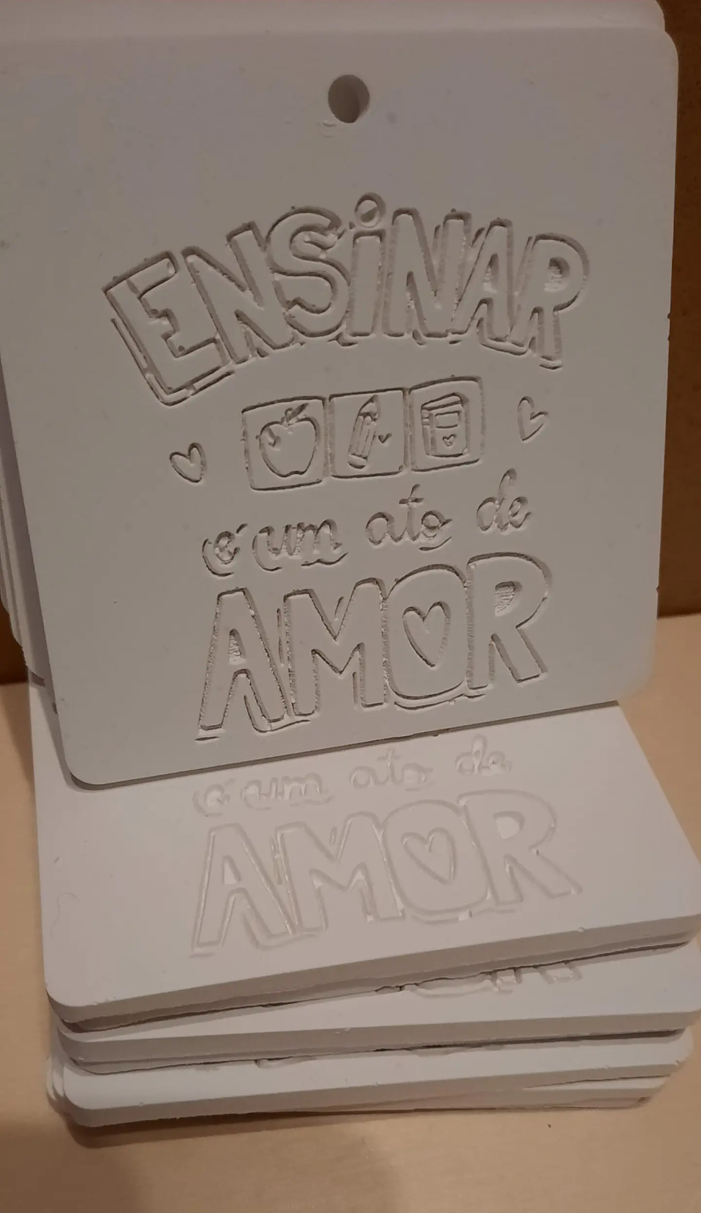 Placa gesso “Ensinar é um Ato de Amor” - Pack 25 unid 1