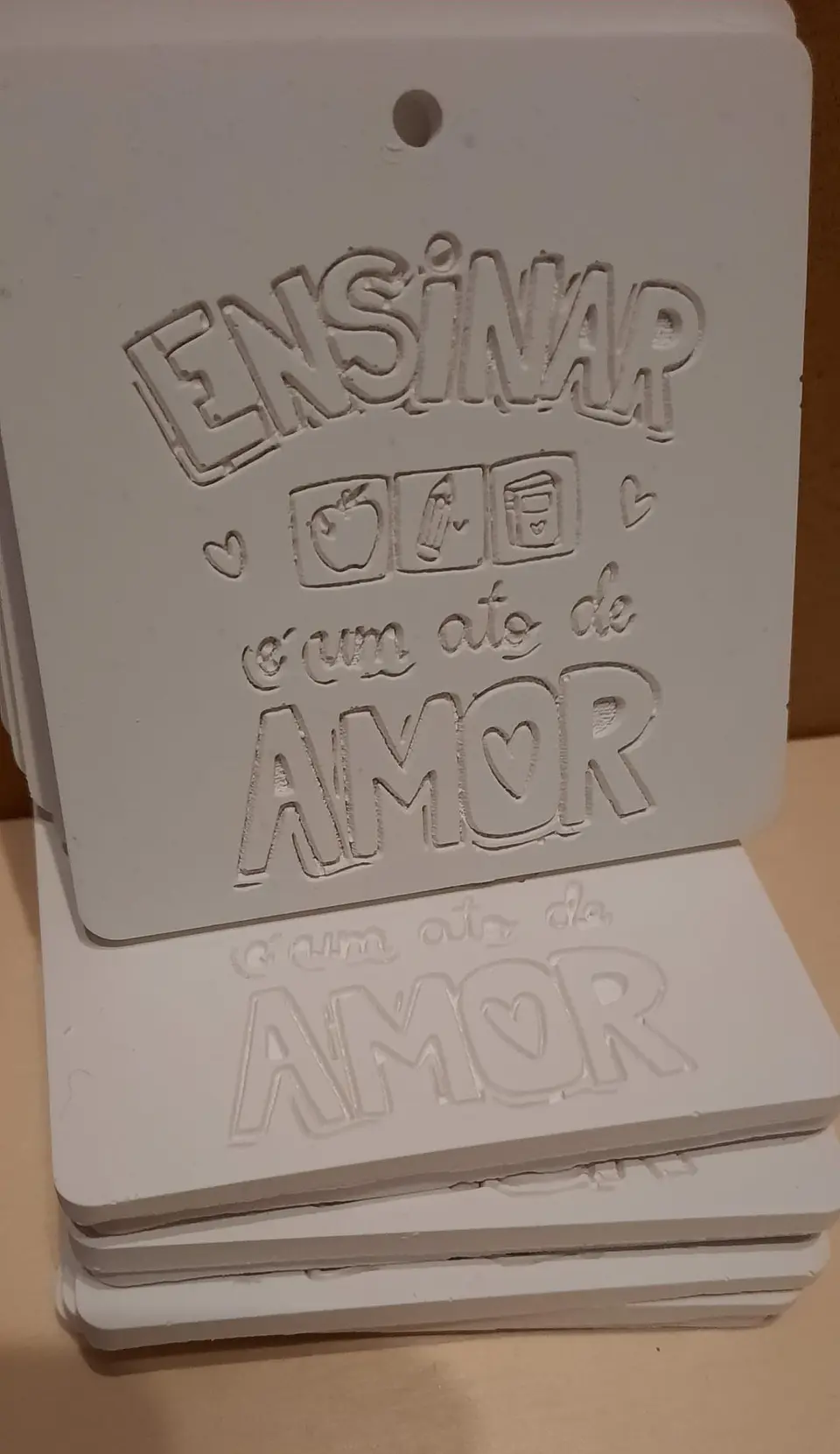 Placa gesso “Ensinar é um Ato de Amor” - Pack 25 unid 1